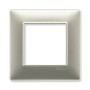 Placca Vimar quadrata color argento per interruttori e prese.