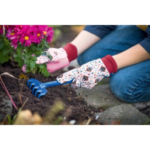 Guanti da giardinaggio rosa da bambino taglia 5 con rastrello in giardino.