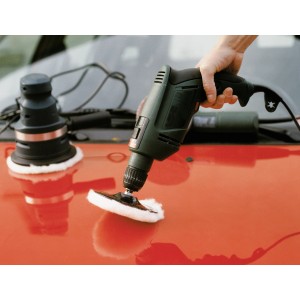 LUX cuffia per lucidatura 125 mm in uso su auto rossa, accessorio per smerigliatrice angolare.