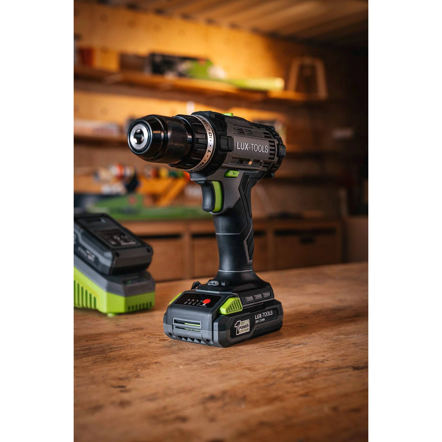 Avvitatore a batteria LUX A-BS-20 1 PowerSystem su tavolo di legno, batteria sullo sfondo.