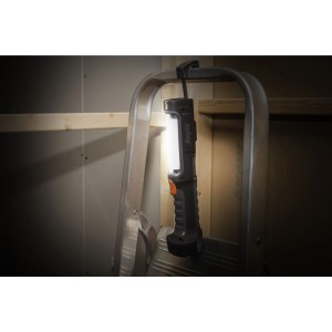 Lampada da lavoro Energizer Hardcase appesa a una scala, con luce intensa.