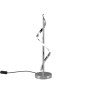 Moderna lampada da tavolo di design a LED cromata Isabel con elemento luminoso curvo.