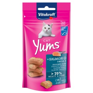 Vitakraft Cat Yums con Salmone, snack per gatti in confezione rosa.
