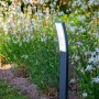 Lutec Kira lampada da vialetto a LED antracite (74 cm) in giardino tra i fiori.