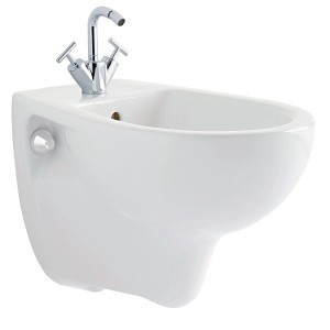 Bidet sospeso bianco con rubinetto cromato per il bagno.