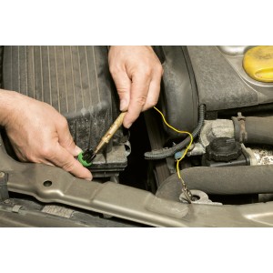 Tester per luci auto LUX (6-24V) in uso sull'auto per controllare l'impianto elettrico del veicolo.