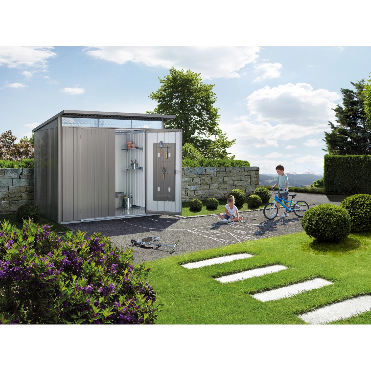 Casetta da giardino in metallo Biohort AvantGarde ECO Gr. A1, grigio quarzo metallizzato, con doppia porta aperta in giardino.