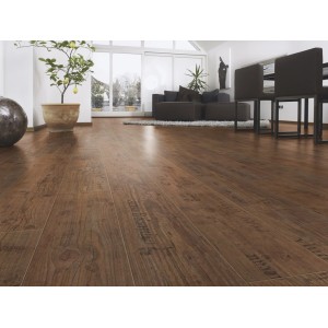 Pavimento laminato Comfort Toscana Flair installato in struttura di legno vecchio, spessore 7 mm, in soggiorno.