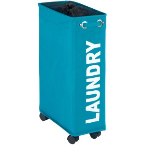 Stretto cesto portabiancheria Wenko Corno color petrolio (43 l) con ruote e scritta "Laundry".