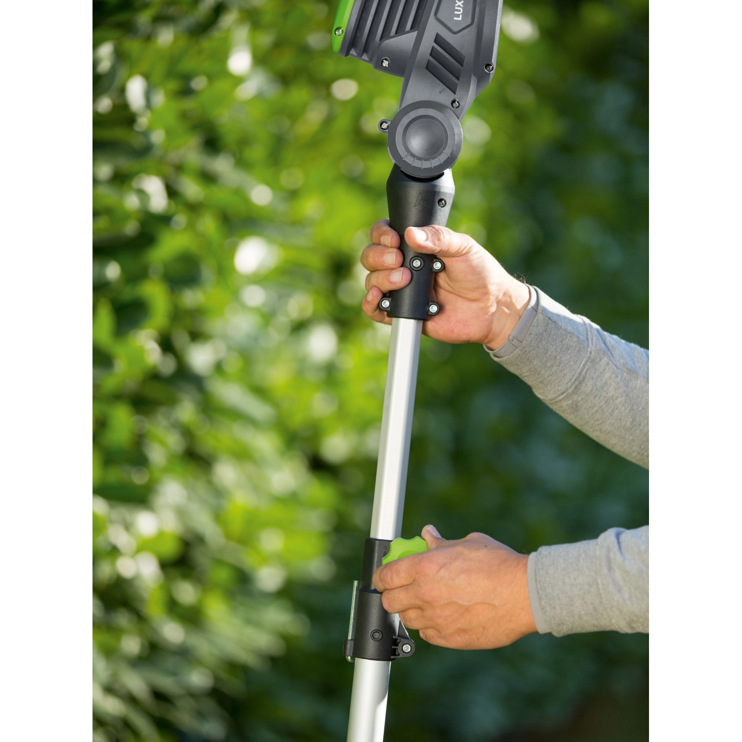 Tagliasiepi telescopico a batteria LUX A-HS-20/51T in uso, estensibile per siepi alte.