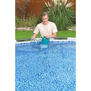 Uomo usa detergente per piscina. Detergente per la pulizia della piscina per acqua pulita.