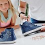 Scarpe blu t.b.t. decorate con una pinza.