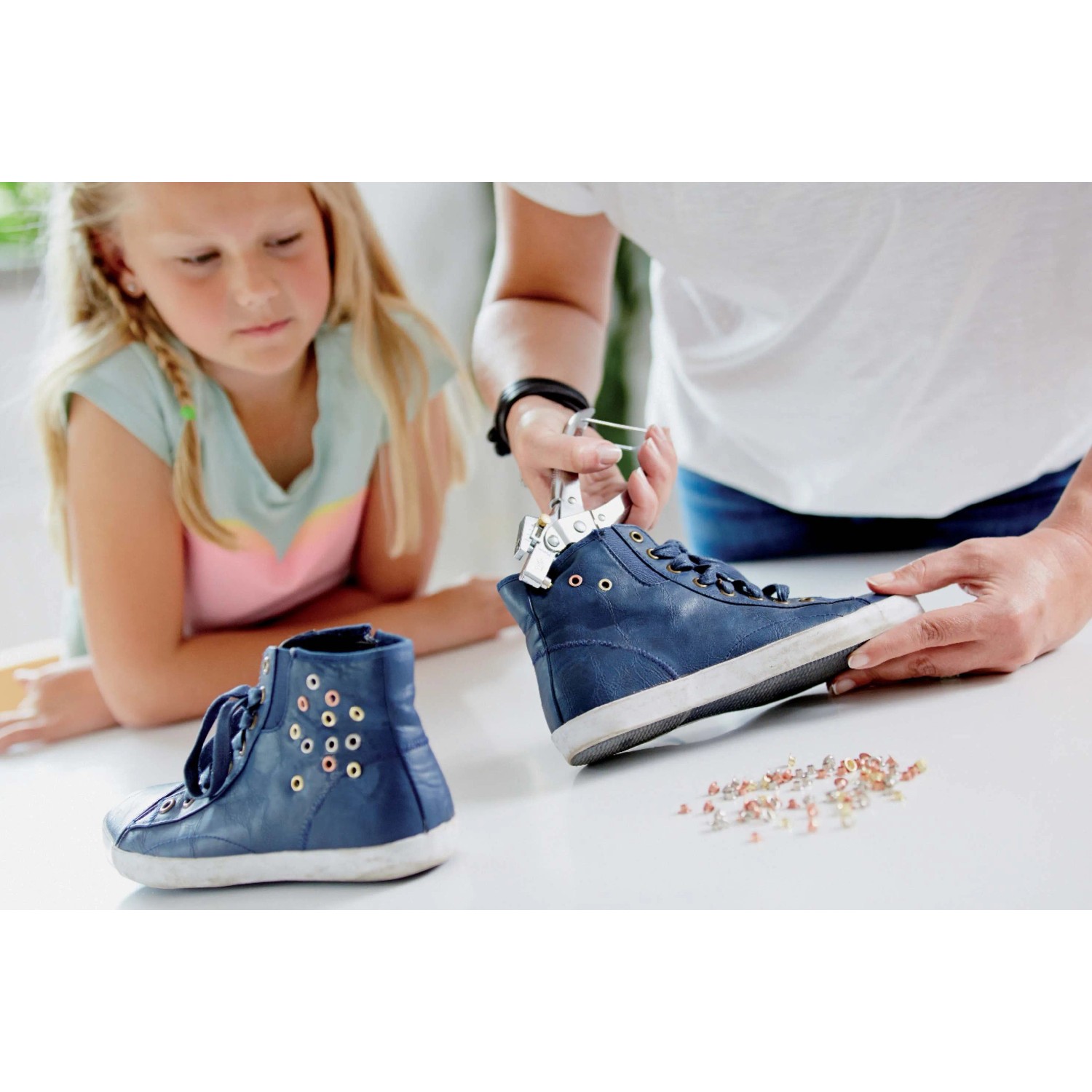 Scarpe blu t.b.t. decorate con una pinza.
