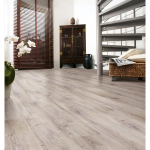 Pavimento laminato Comfort Quercia Naturale 7 mm posato in soggiorno con struttura e venature del legno.