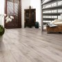 Pavimento laminato Comfort Quercia Naturale 7 mm posato in soggiorno con struttura e venature del legno.