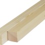 Due listelli in legno piallato di colore chiaro.