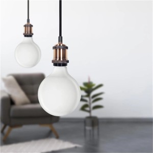 Due lampade a sospensione t.b.t. con paralumi rotondi bianchi e dettagli in rame.