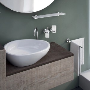 Accessori bagno e mobile lavabo con specchio e mensola. Accessori da parete per bagno.