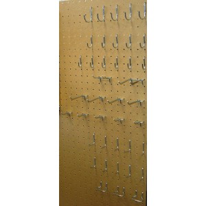 Pannello forato con ganci per montaggio a parete, ideale per utensili e accessori.