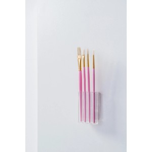 Set di pennelli con manici rosa in supporto trasparente, accessorio per mobili bagno.