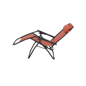 Lettino relax t.b.t. arancione con schienale e poggiatesta regolabili.