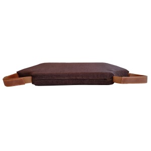 Cuscino da seduta marrone con maniglie per un maggiore comfort.