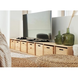 Sistema di scaffalature con scatole di legno come mobile TV e decorazioni.