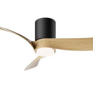 Ventilatore da soffitto moderno con pale in legno e illuminazione LED integrata.