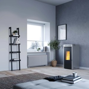 Soggiorno moderno con stufa a pellet t.b.t., scaffale e decorazioni.