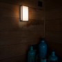 Applique da esterno a LED Lutec Qubo color antracite con 1.000 lm su facciata in legno.