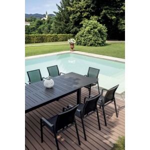 Tavolo da giardino nero con sedie vicino alla piscina. Tavolo per giardino/terrazza.