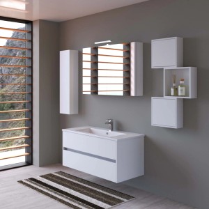 Moderno set di mobili da bagno bianchi con lavabo, specchiera e pensili.