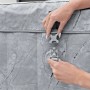 Dettaglio: Copertura grigia per vasca idromassaggio t.b.t. fissata con fibbie.