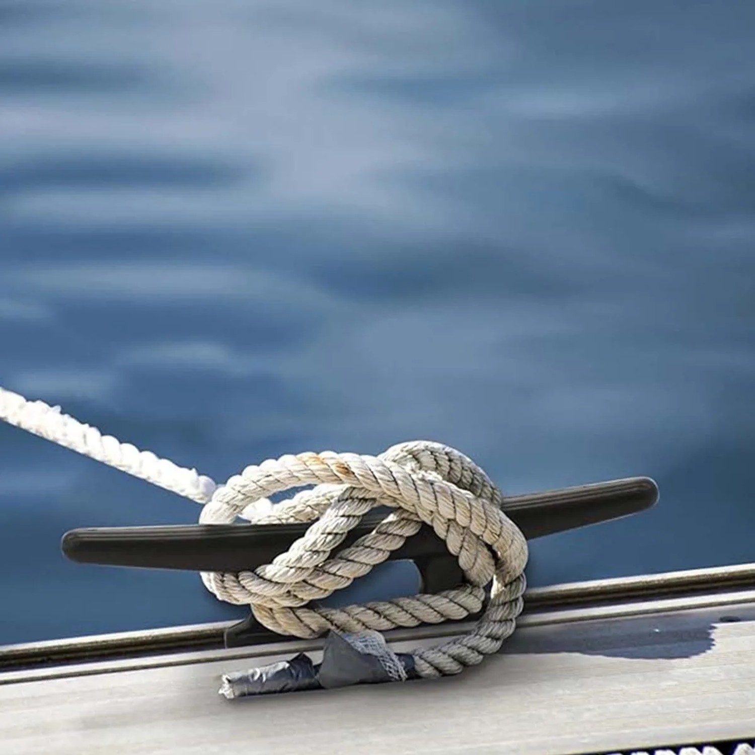 Corda legata a una galloccia per accessori nautici.