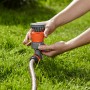 L'irrigatore a cerchio Gardena Comfort Vario su picchetto viene collegato a un tubo da giardino.