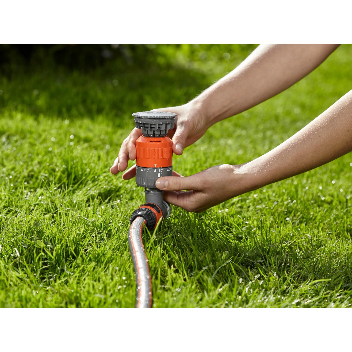 L'irrigatore a cerchio Gardena Comfort Vario su picchetto viene collegato a un tubo da giardino.