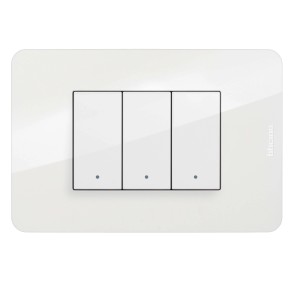 Placca Bticino bianca con tre interruttori per luci e dispositivi.