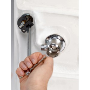 Chiave per dadi rubinetto LUX Comfort in uso su un lavandino.