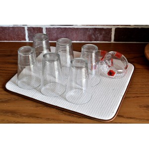 Tappetino scolapiatti con bicchieri. Base assorbente per cucina e casa.