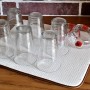 Tappetino scolapiatti con bicchieri. Base assorbente per cucina e casa.