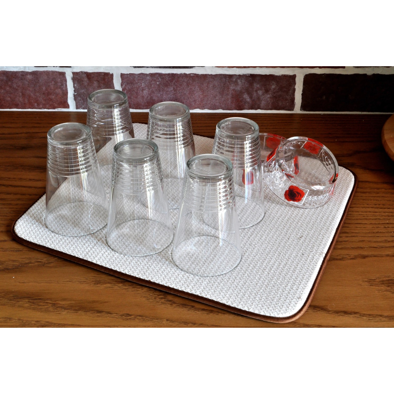 Tappetino scolapiatti con bicchieri. Base assorbente per cucina e casa.