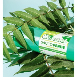 Sacchi verdi per rifiuti (t.b.t.) da giardino, circondati da foglie.