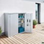 Armadio da terrazza Biohort Romeo Gr. M argentato con anta aperta su una terrazza. Armadio da giardino con ripiani.