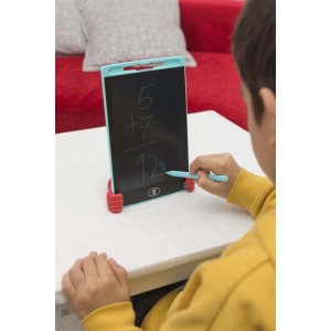 Bambino scrive su tavoletta con penna. Accessorio per bambini.