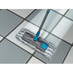 Mocio con panno umido in microfibra blu e bianco per pavimenti in piastrelle e pietra.