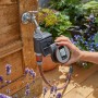 Computer per irrigazione Gardena Flex su rubinetto con display in mano.
