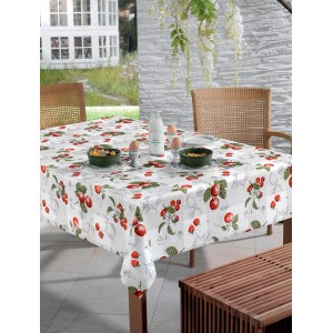 Tavolo con tovaglia t.b.t. con motivo di fragole e ciliegie in giardino.