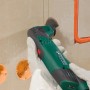 Lama per sega segmentata LUX HM 85 mm in uso con multiutensile per levigare residui di colla per piastrelle.