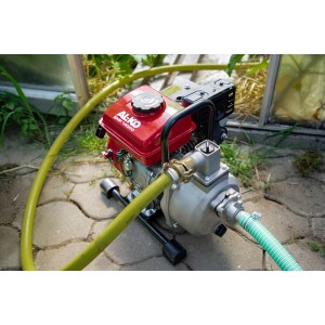 Motopompa a benzina Al-Ko BMP 14.001 con tubo giallo e maniglia. Ideale per irrigazione giardino.