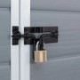 Dettaglio: Chiavistello nero con lucchetto su casetta Keter Manor 4x3 grigio-bianca.